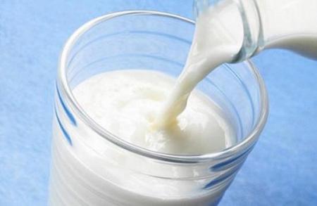 أسباب الانتفاخات و المغص بعد شرب اللبن الحليب و طريقة التخلص من هذه المشكلة