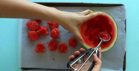 إنها تأخذ ملاعق من البطيخ الأحمر وتجمدها في الثلاجة ! ما تحضره لذيذ جداً !
