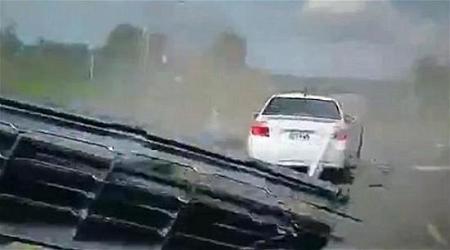بالفيديو سيارة تنقلب 7 مرات في الهواء وسائقها ينجو