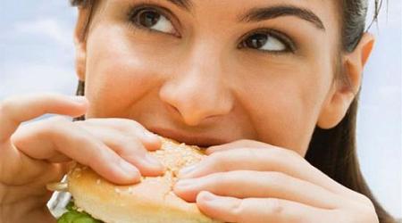 6 أشياء تجنب القيام بها فور تناول الطعام