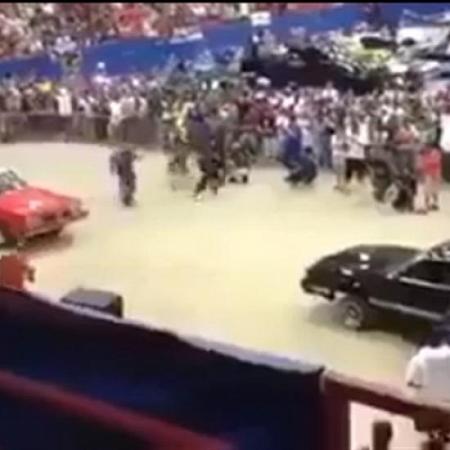 بالفيديو مصارعة السيارات أحدث هواية لمحبي الرياضات العنيفة