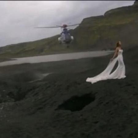 بالفيديو هليكوبتر كادت تصدم رأس عروس أثناء جلسة تصويرها