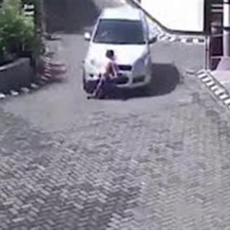 بالفيديو والصور طفلة تنجو من الموت بعد دهسها أسفل سيارة