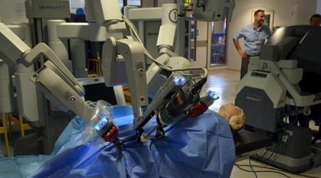 روبوت يجري العمليات الجراحية داخل جسم الإنسان