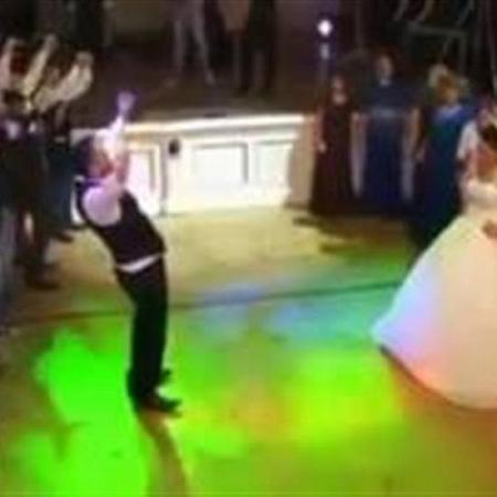 بالفيديو تحدي رقص بين عروسين يشعل حفل زفافهما