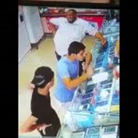 بالفيديو لحظة سرقة 4 هواتف ثمينة من بائع مصري بالسعودية