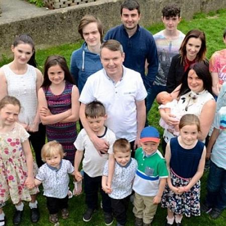 بالصور أكبر عائلة بريطانية تستقبل مولودها التاسع عشر