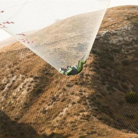 بالفيديو والصور لاعب يقفز من ارتفاع 7620 مترا دون مظلة