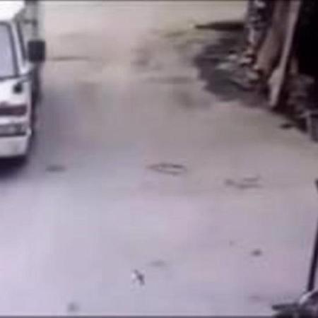 بالفيديو رد فعل سريع لطفل صغير ينقذه من الدهس أسفل سيارة