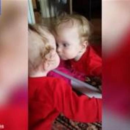 بالفيديو والصور رد فعل طفلة تشاهد انعكاسها بالمرآة لأول مرة