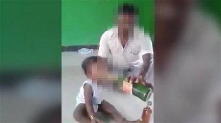 بالفيديو أب يضحك وهو يسقي طفله الرضيع مشروبات كحولية