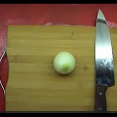 بالفيديو طريقة تقطيع البصل ناعما ودون دموع