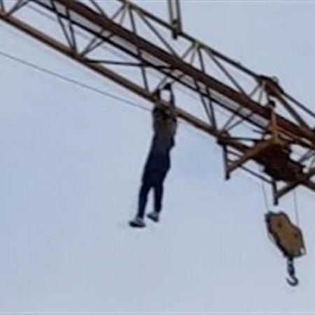 بالفيديو مغربي يتسلق رافعة طولها 24 مترا لأداء التمارين الرياضية بيلعب عقلة