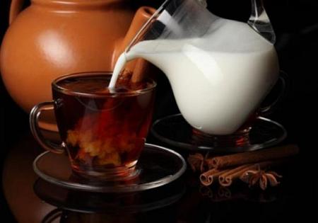 هل إضافة الحليب  اللبن  للشاي تفقده فوائده الصحية؟