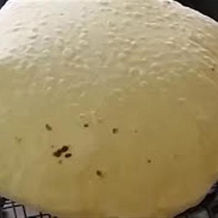 بالفيديو الطريقة الأصلية لعمل خبز الشاورما