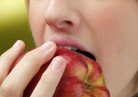 فوائد مذهلة لتناول التفاح  على الريق 