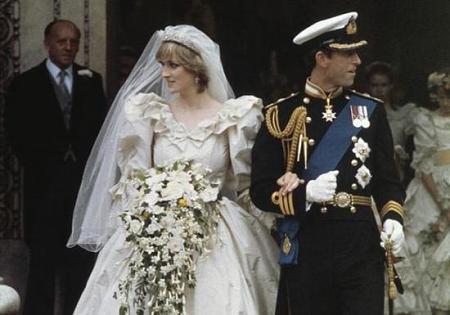 بالصور أسرار تُكشف للمرة الأولى عن فستان زفاف الأميرة ديانا
