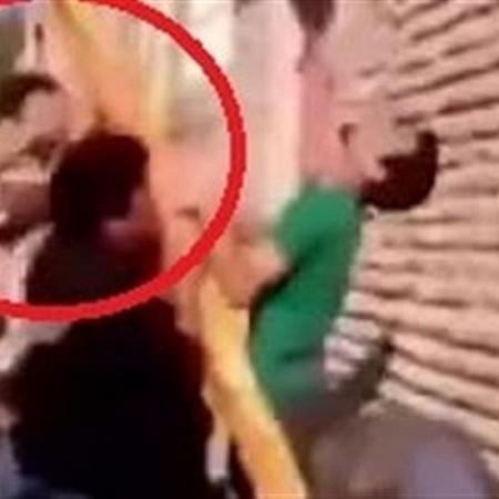 بالفيديو لقطات مروعة لصعق رجال في الشارع بالكهرباء خلال رفع كابل