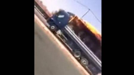 بالفيديو سعودي يقود شاحنة مشتعلة لينقذ الارواح