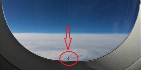 مهما سافرت وجربت كل شركات الطيران ستجد هذا الثقب في نافذة كل طائرة تدخلها هل خمنت سبب وجوده؟