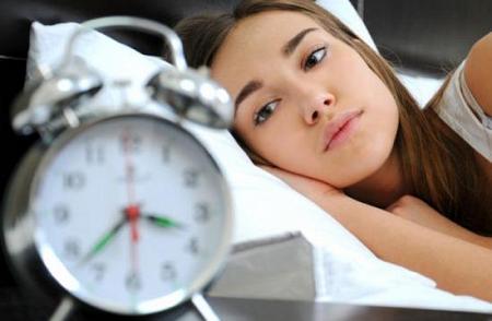 لماذا تعاني النساء من اضطرابات النوم أكثر من الرجال؟
