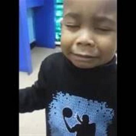 بالفيديو 15 مليون مشاهدة لطفل يبكي عند غناء الحروف الأبجدية