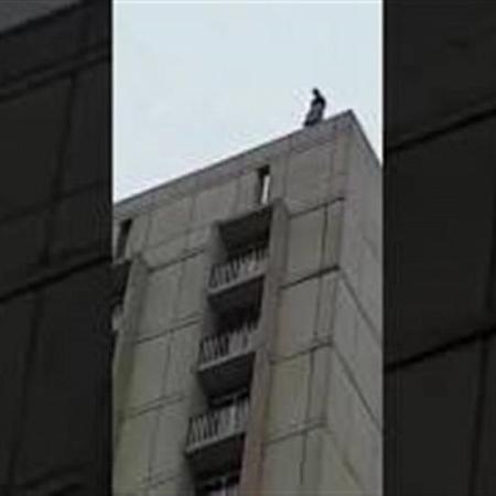 بالفيديو لحظة انتحار فتاة من فوق سطح ناطحة سحاب