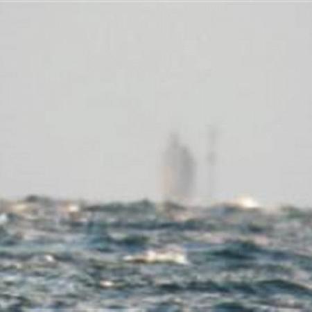 بالفيديو لقطات غريبة لشبح يبحر بالقرب من شاطئ أمريكي