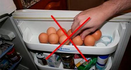 لا تضع البيض داخل الثلاجة ولكن ضعها في درجه حرارة الغرفة لتفادي البكتريا