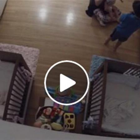 بالفيديو طفل يغامر لإنقاذ شقيقه الرضيع من السقوط على الأرض