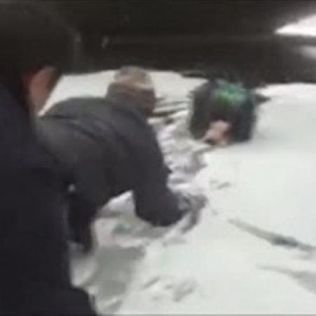 بالفيديو لحظة إنقاذ صبي سقط في بحيرة متجمدة