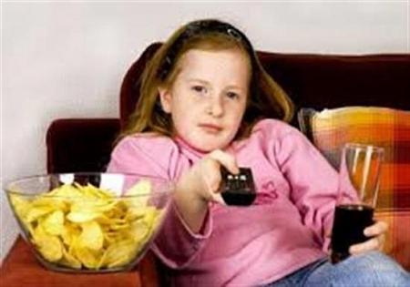 دراسة الإعلانات التليفزيونية تحفز الأطفال على تناول وجبات خفيفة غير صحية