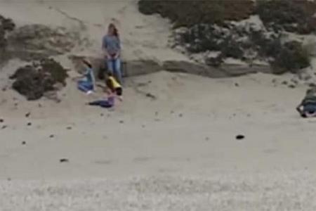 كان هذا الصبي يحفر في الرمل على الشاطئ وفجأةلا أصدق ما الذي وجده ! شيء مخيف ! 