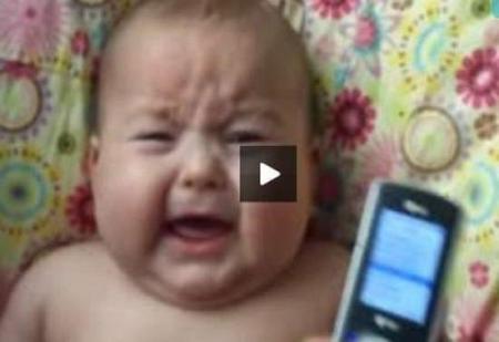فيديو لغز حير والدتهرضيع يبكي دائما اذا سمع هذا الصوت من داخل الهاتف !