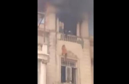 بعد تأخر الإطفاء سقوط مصرية خلال إنقاذها من حريق فيديو
