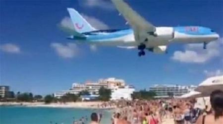 بالفيديو طائرة ركاب تحلّق فوق رؤوس السياح على الشاطىء