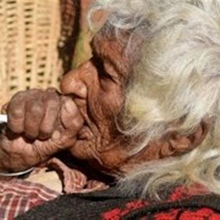 بالفيديو حكاية امرأة عجوز أدمنت التدخين 95 عامًا