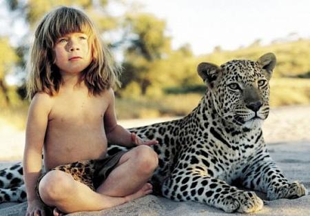 صور طفلة تقضي سنوات بين الحيوانات المفترسة والادغال