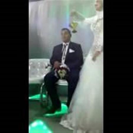 بالفيديو عروس تثير غضب العريس بسبب أفعالها في الكوشة