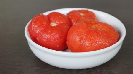 تقشير الطماطم بخطوات بسيطة