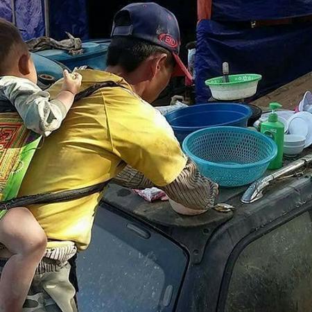 بالصور لقطات مؤثرة لأب يحمل ابنه خلال عمله الشاق يوميا
