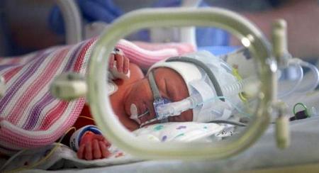 أول طفلة في العالم تولد من ثلاثة آباء!