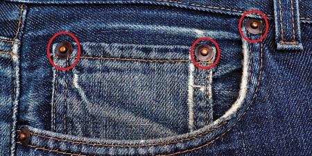 هل تساءلت يوماً ما هو سر وجود أزرار معدنية صغيرة على جيوب الجينز؟ تعرّف معنا على السر
