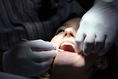 الاتحاد الأوروبي يحظر استخدام حشوات الأسنان الفضية للأطفال والحوامل والمرضعات لماذا ما زال يستعمله أطباء الأسنان عندنا ؟ 