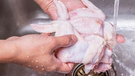 إحذر غسل الدجاج يعرضك لمشاكل صحية كبيرة
