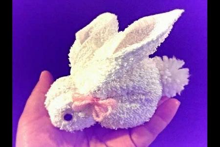 كيف تصنعون أرنباً صغيراً رائعاً بواسطة منشفة في أقل من دقيقة واحدة ! 