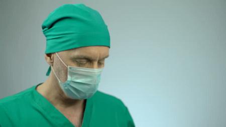لماذا يرتدي الأطباء والممرضات ملابس خضراء في غرف العمليات ؟