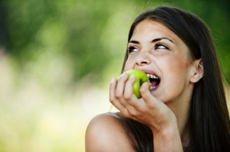 خبر سار لمحبّات التفاح هذا الرجيم يساعدك على خسارة 3 كيلو في 7 أيام!