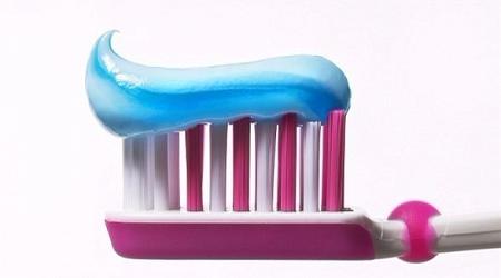 10 استخدامات غير تقليدية لمعجون الأسنان