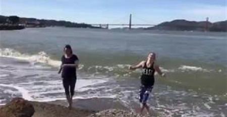بالفيديو موقف محرج لفتاة أثناء لهوها على الشاطئ